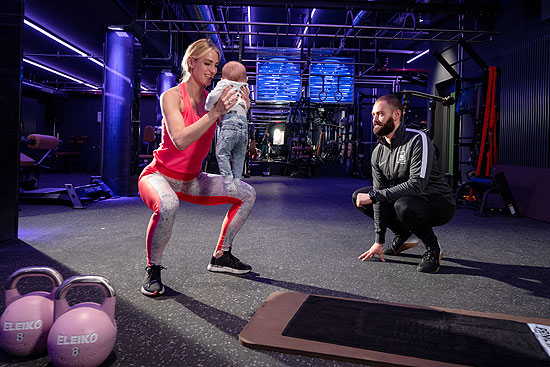 Anna Kraft stemmt Baby Milla & Simon Meier Prime Time Fitness (©Foto: Prime Time Fitness)